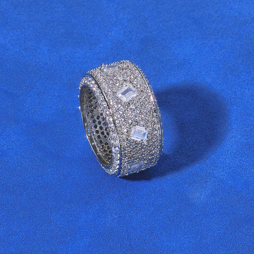 Anillo de Banda "Iced Out" con Circonitas y Pedrería – Estilo Hip Hop.