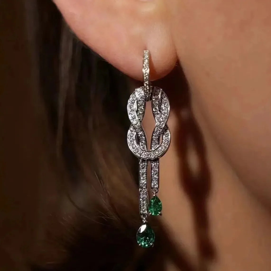 Pendientes de Argolla "Nudo de la Fortuna" Pavé de Circonitas y Lágrimas Verdes.