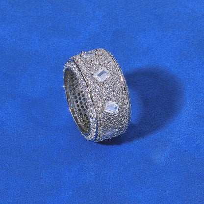 Anillo de Banda "Iced Out" con Circonitas y Pedrería – Estilo Hip Hop.