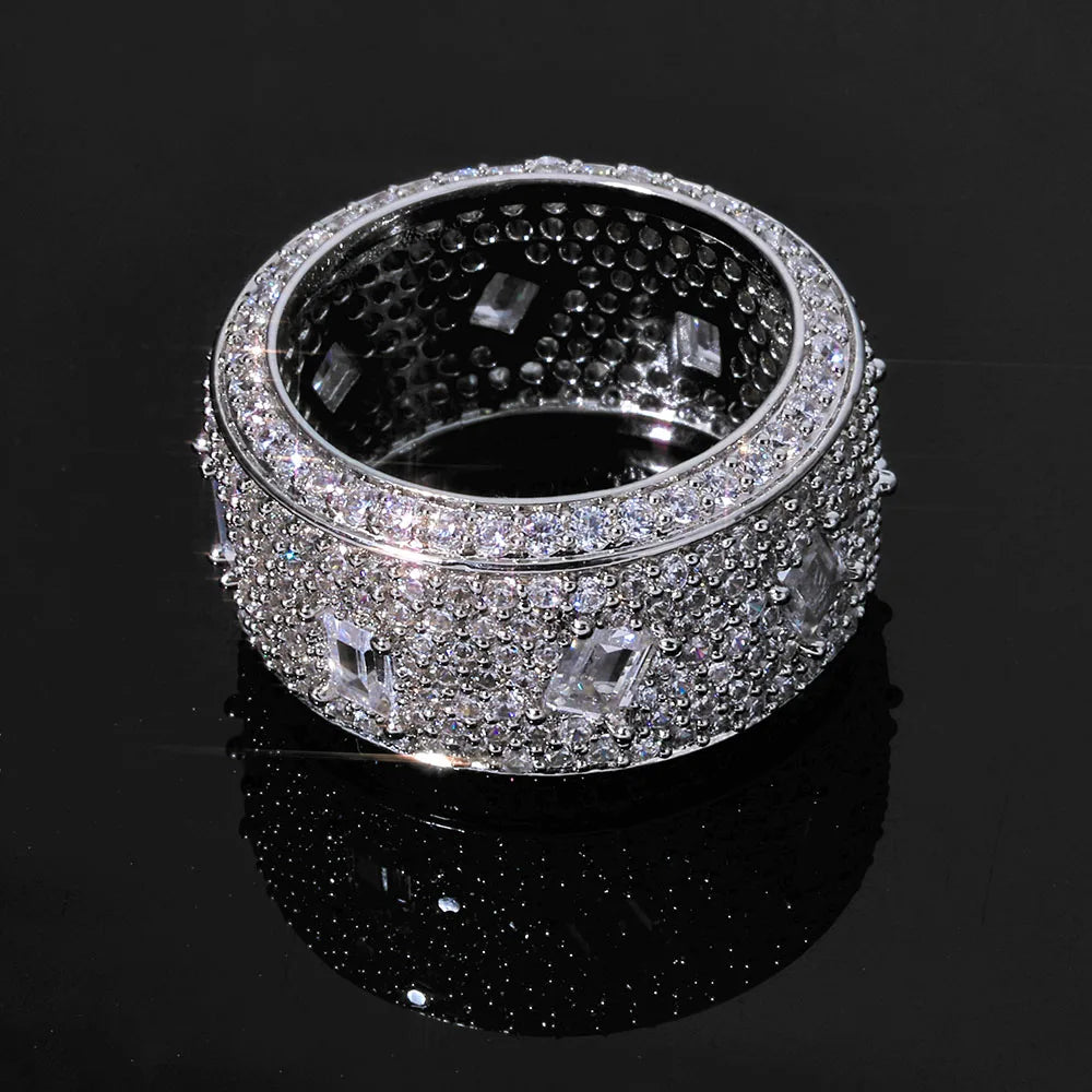 Anillo de Banda "Iced Out" con Circonitas y Pedrería – Estilo Hip Hop.