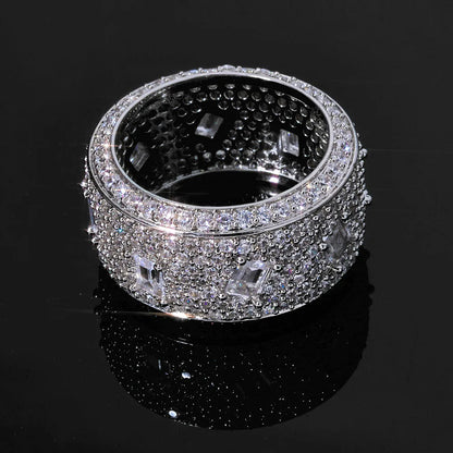 Anillo de Banda "Iced Out" con Circonitas y Pedrería – Estilo Hip Hop.