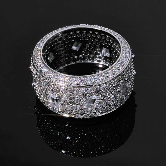 Anillo de Banda "Iced Out" con Circonitas y Pedrería – Estilo Hip Hop.