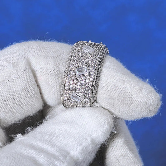 Anillo de Banda "Iced Out" con Circonitas y Pedrería – Estilo Hip Hop.