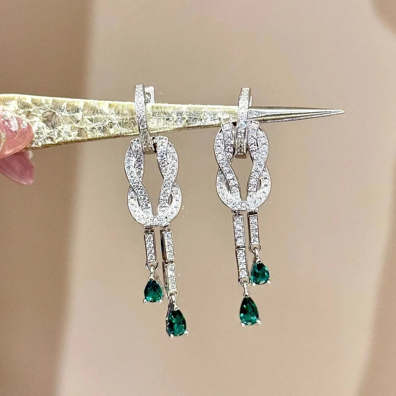 Pendientes de Argolla  "Nudo de la Fortuna" Pavé de Circonitas y Lágrimas Verdes.