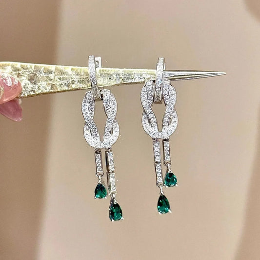 Pendientes de Argolla  "Nudo de la Fortuna" Pavé de Circonitas y Lágrimas Verdes.