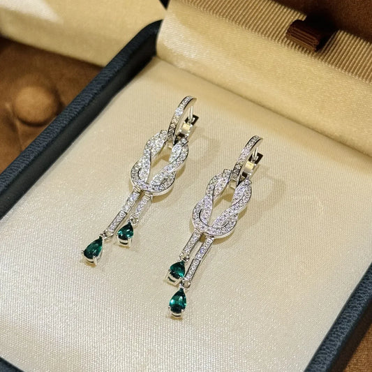 Pendientes de Argolla  "Nudo de la Fortuna" Pavé de Circonitas y Lágrimas Verdes.